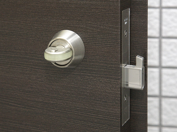 Security.  [Crime prevention thumb turn] It is the modus operandi of the burglar, along with picking suppress the "thumb turning". Tool is a difficult structure is unlocked as you forcibly Mawaso, etc..