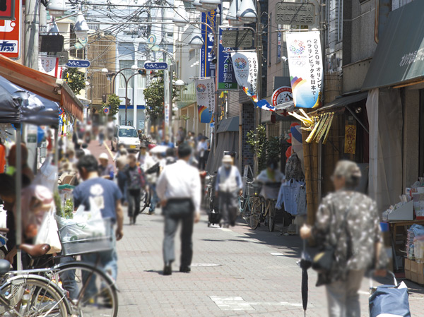 Surrounding environment. And "Kugahara" two of the shopping district, which extends the station to the east and west "Kugahara Bahnhofstrasse Suehiro shopping street," "Lilac shopping street" is, Including ozeki and Summit, Gathering old-fashioned shop, days, Crowded with local residents. Also, "Unoki mall" is also located in the familiar, Three of the mall will support shopping for a suit every day. (Kugahara Bahnhofstrasse Suehiro mall / About 60m, 1-minute walk)
