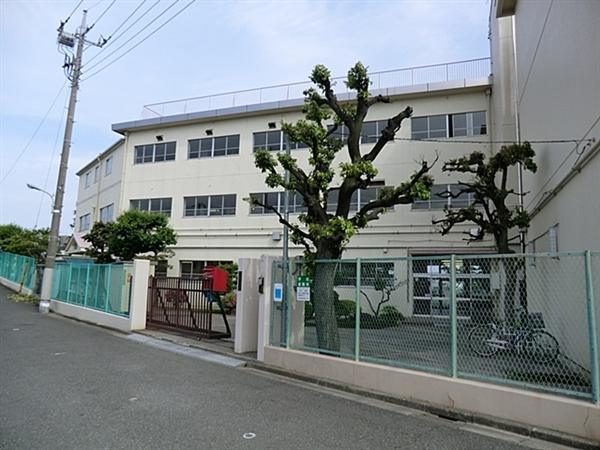 Junior high school. East Chofu until junior high school 270m