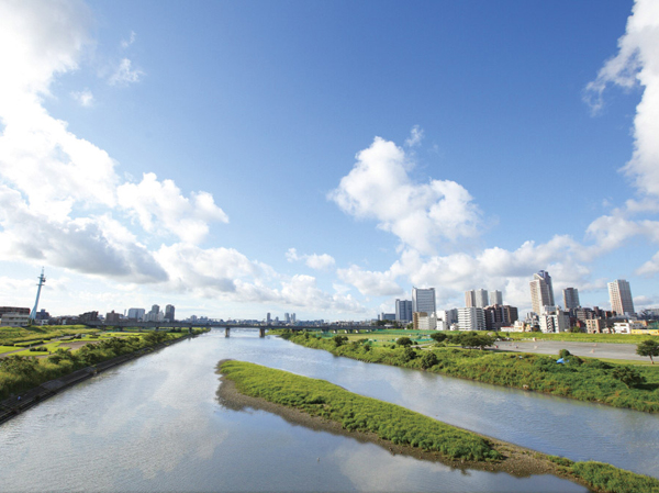 Surrounding environment. Enjoy the time of communication and the rest of the family in the surrounding local, Moisture rich green spaces are scattered. Tamagawa river is, Setagaya side ・ Continuous with a variety of facilities, such as various types of ground in each of Kawasaki City side, You can write a pleasant sweat in the full sense of openness space. (Tamagawa river / About 1000m)