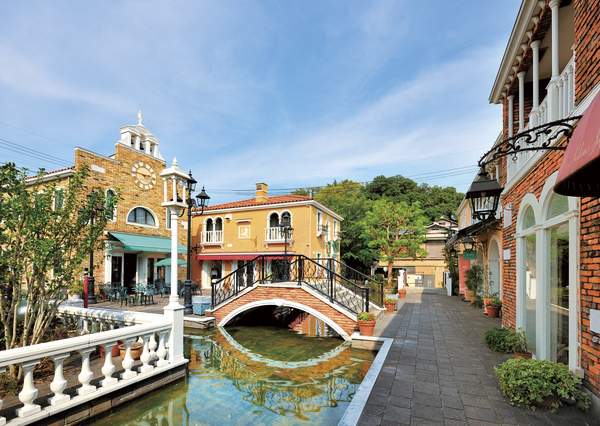 Surrounding environment. "Jiyugaoka" to the possible approach in bicycle. Full of fun attractive just to stroll. Also, Feel free to be to "Kawasaki" to large-scale commercial facility to gather. Such as shopping and gourmet of the whole family can enjoy. It is about 30 minutes by bicycle from "Yukigayaotsuka". (La ・ Vita / About 2950m)