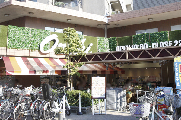 Super ozeki snow Taniten (6-minute walk / About 460m) also fresh fish also enter into the hands of fresh vegetables. A large number of shops are lined up there in the "Yukitani shopping street" convenient