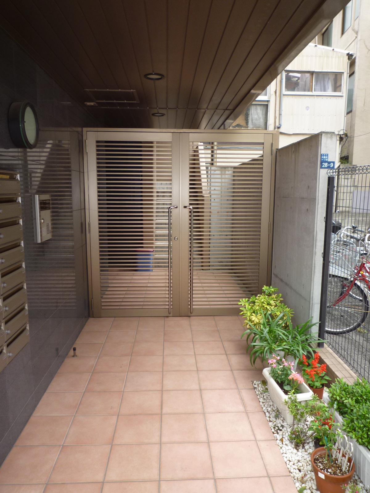 Entrance. Well manicured entrance. It is put flowers Calm. 