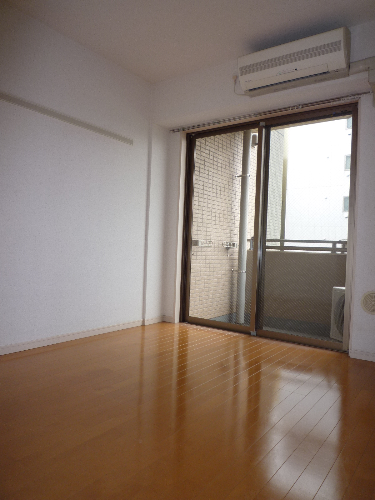 Living and room. Flooring of the room. It is south-facing with 6.6 Pledge and spread! 