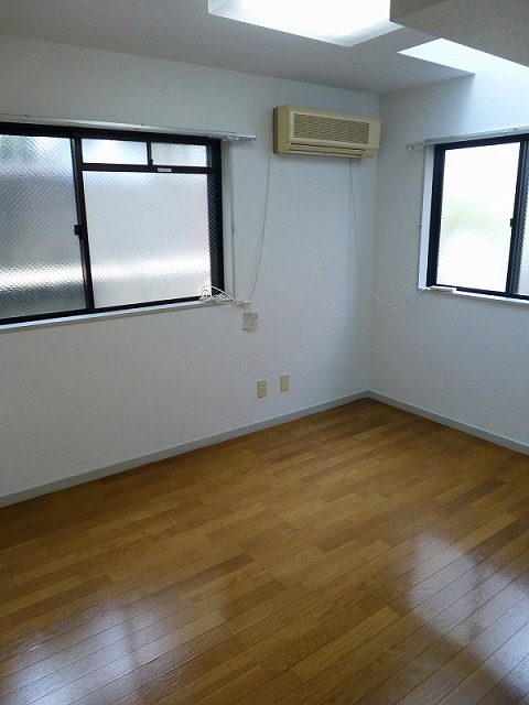 Living and room. Window a lot of room in the corner room!