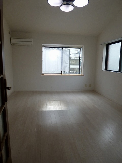 Living and room. Sun enters from the top light!