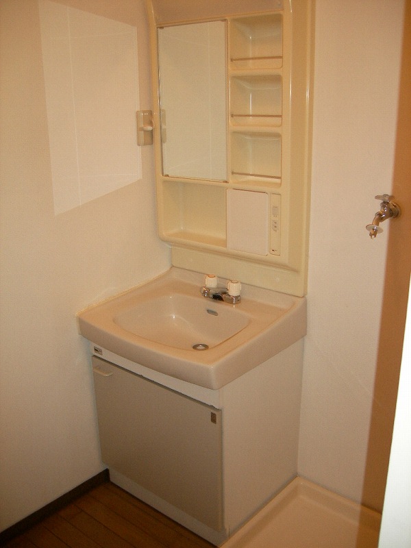 Washroom. Independent wash basin ☆ Laundry Area next to ☆