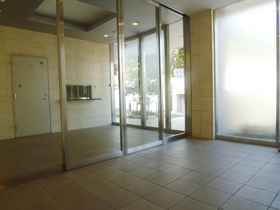 Entrance. auto lock ・ There is a security camera