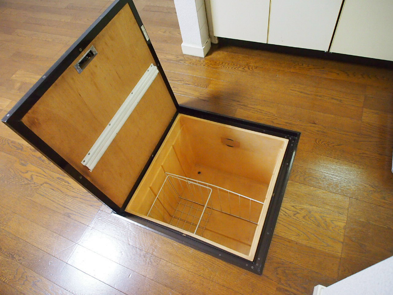 Receipt. Convenient floor with storage