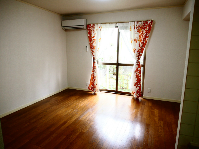 Living and room. A profound sense of flooring