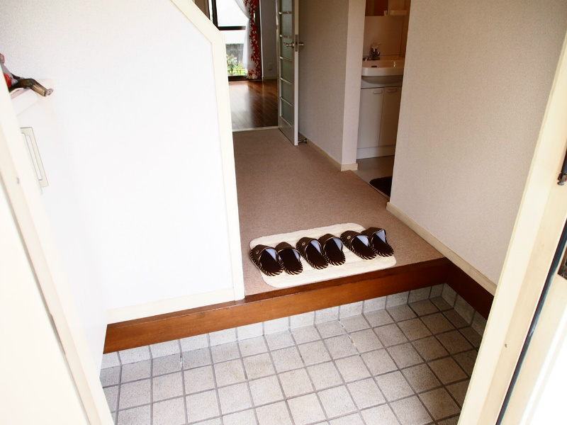 Entrance. Usability good at the door of the spread