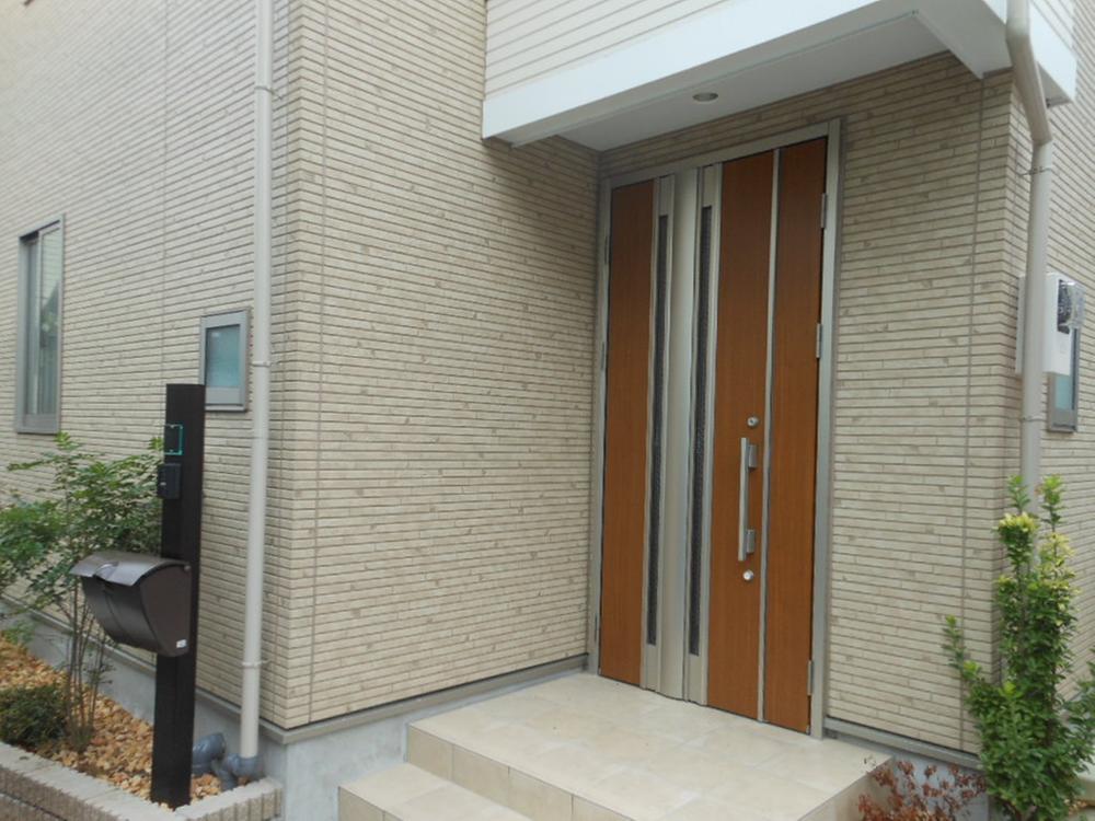 Entrance. Sale main construction cases