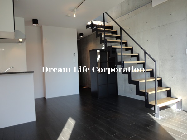 Living and room. ※ In fact the we use the photos in the same building may be different.