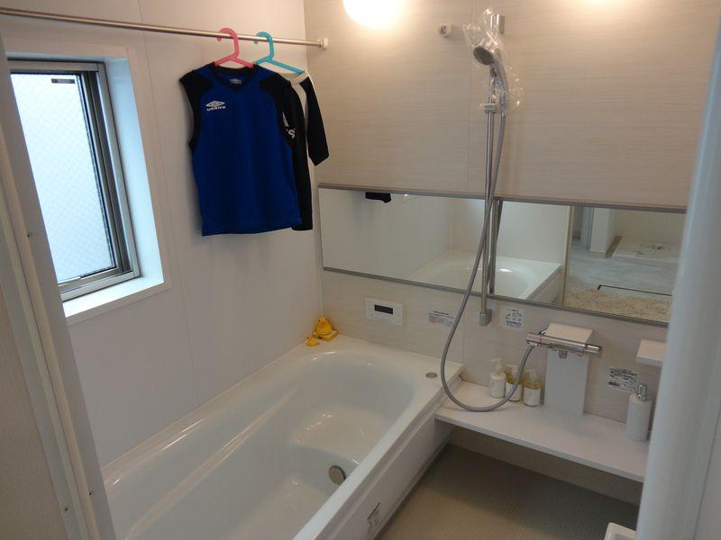 Bathroom. Well comfortable ventilation in the window with a bathroom, Highly functional bathroom with even the bathroom dryer