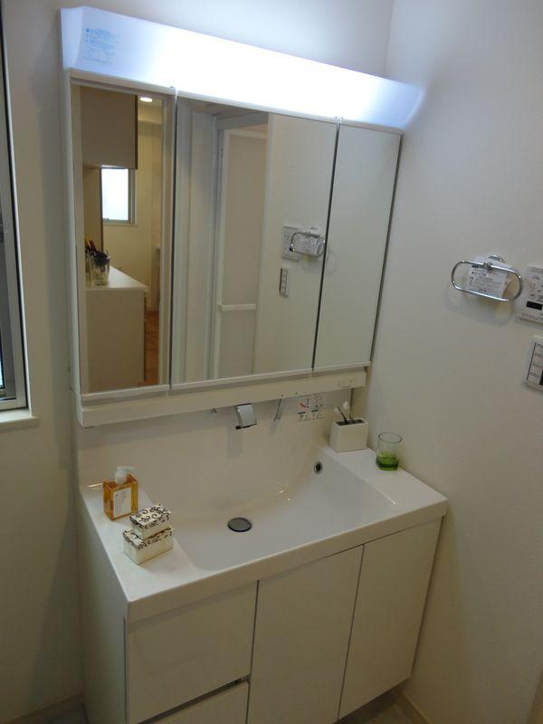 Wash basin, toilet. Independent wash basin mirror and easy-to-use large