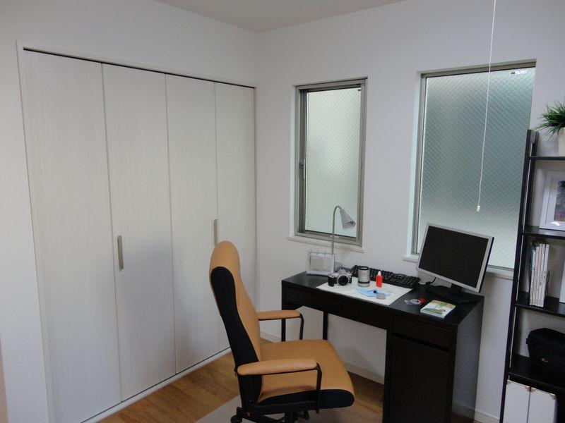 Non-living room. Maeru with a large closet a lot of things