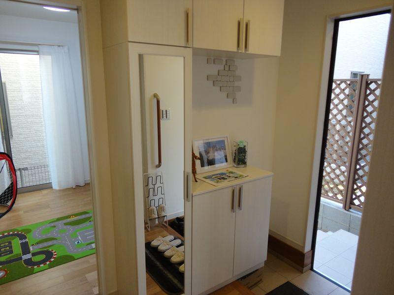 Entrance. Entrance of introspection, Convenient mirror is attached at the time of going out next to the shoe box. 
