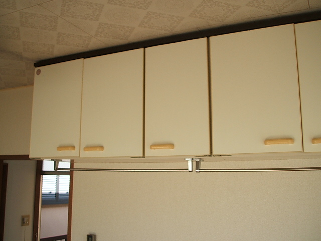 Receipt. Living the upper storage shelves