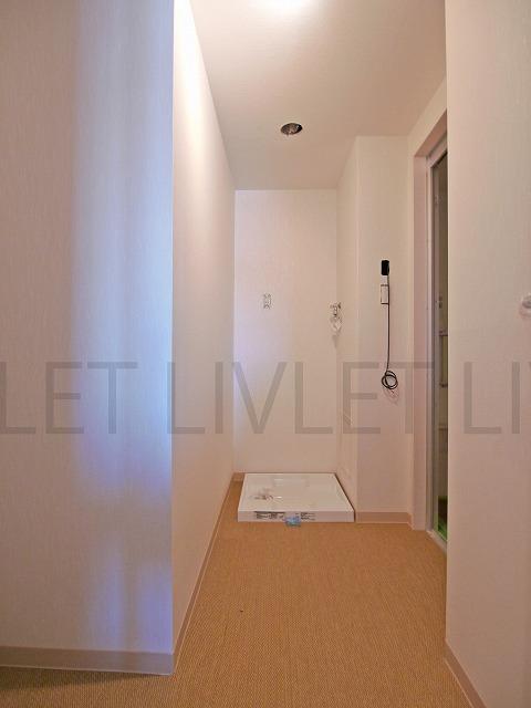 Wash basin, toilet. Indoor (11 May 2013) Shooting