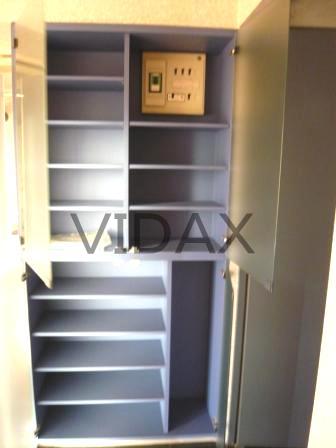 Receipt. Entrance storage space