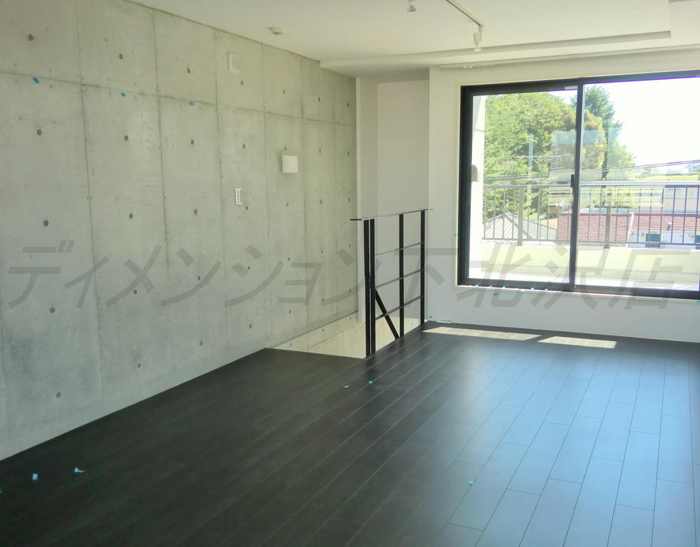 Living and room. Facing south in positive per & view good! !