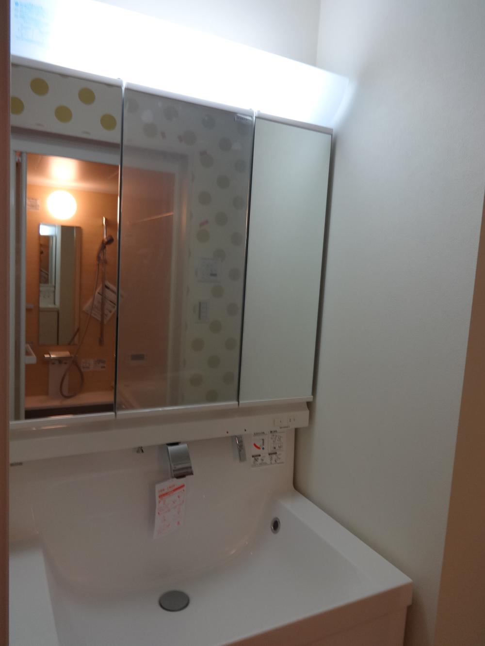 Wash basin, toilet. Indoor (11 May 2013) Shooting