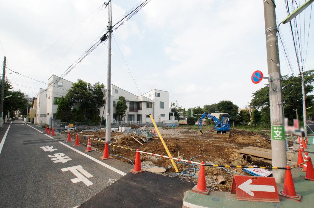Local appearance photo. Anyway bright ・ Spacious front road