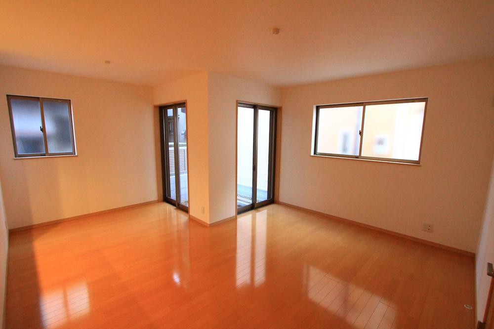 Same specifications photos (living). Spacious living room of the easy-to-use form