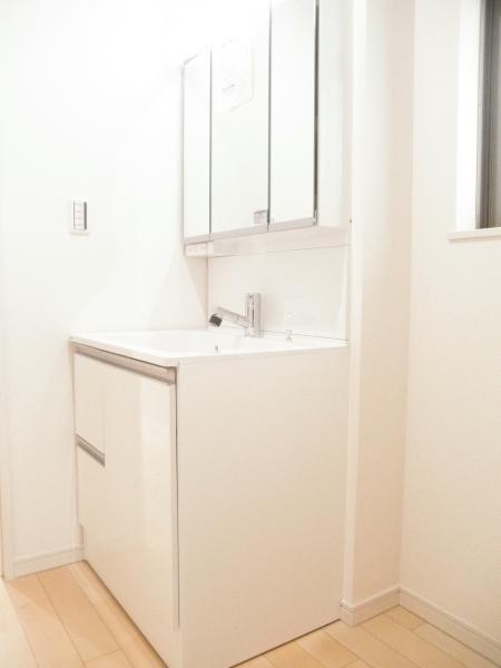 Wash basin, toilet. Wash basin