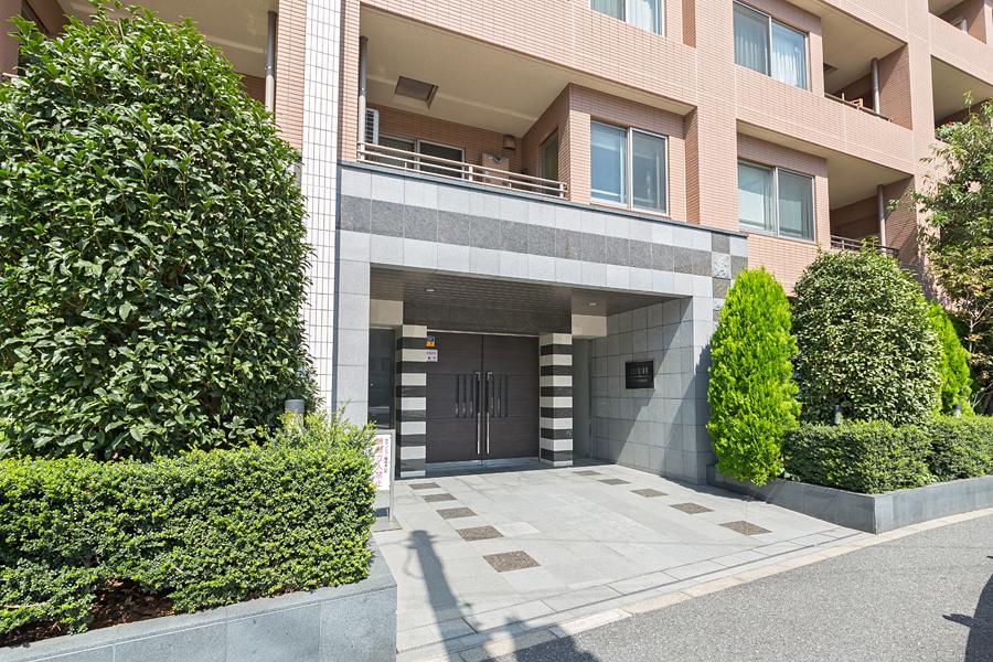 Entrance. Large residential area of ​​the park