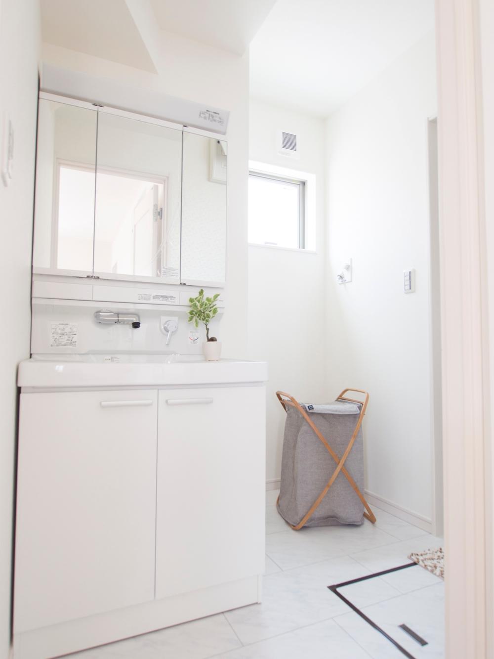 Wash basin, toilet. (May 2013) Shooting