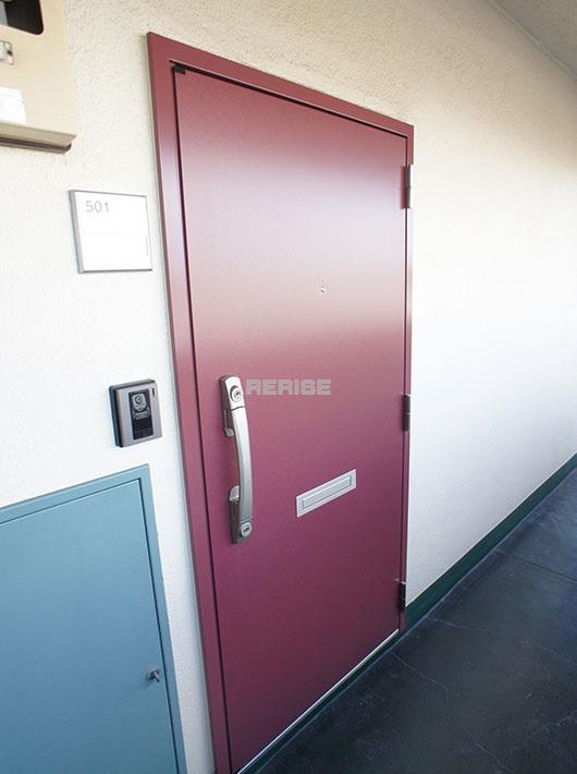 Entrance. Entrance door also has been replaced in a previous repair