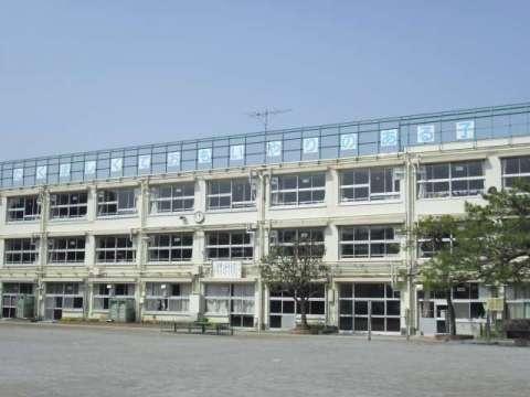 Primary school. 400m to Setagaya Ward Ikenoue Elementary School