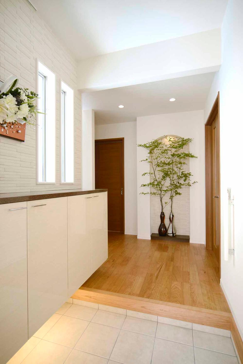 Entrance. Eco-carat is the front door ・ window ・ Arranged such niche, Bright and open atmosphere. (No. 1 House) ※ Sold, local (September 2013) Shooting