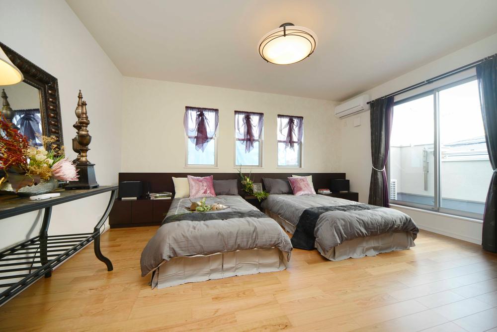 Non-living room. Spacious space of the main bedroom is 10.2 tatami. Accent Cross will produce a sense of quality. (No. 1 House) ※ Sold, indoor (September 2013) Shooting