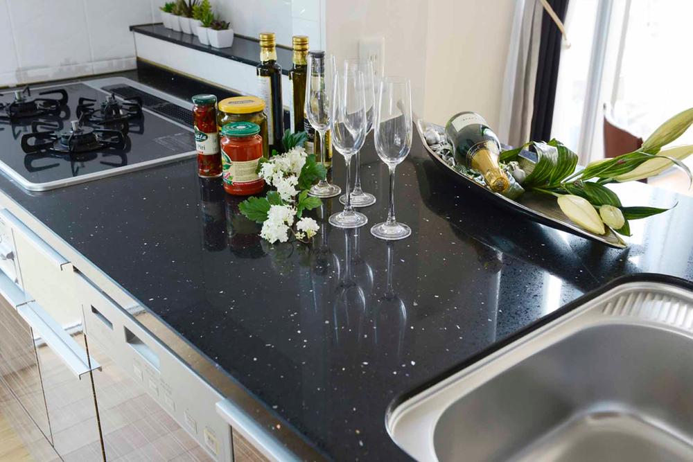 Other Equipment. Adopt a luxury artificial marble kitchen top plate using the natural crystal. 