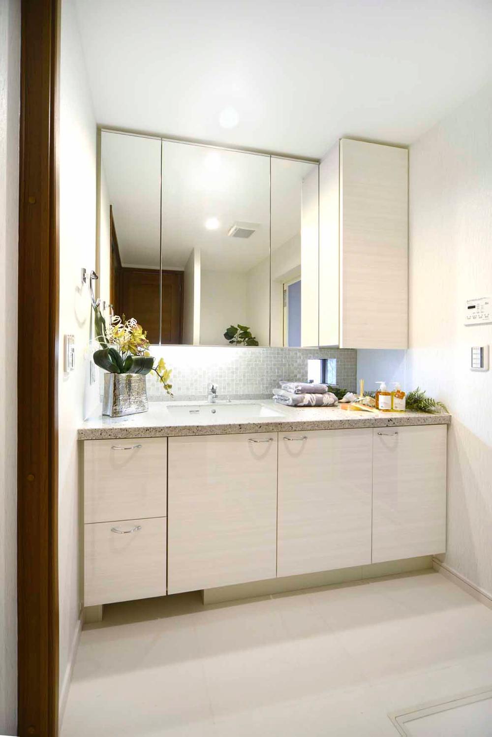 Other Equipment. Wash basin of beautiful pottery bowl adopts a three-sided mirror. It adopted a classy accent tile under the three-sided mirror, In colorful impression. 