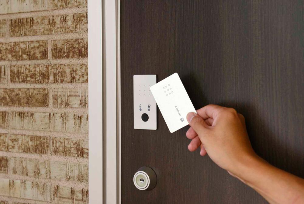 Security equipment. Adopt a card key of the IC chip built. Press the button as it only touches on the card, You can easily use to the elderly from children. 