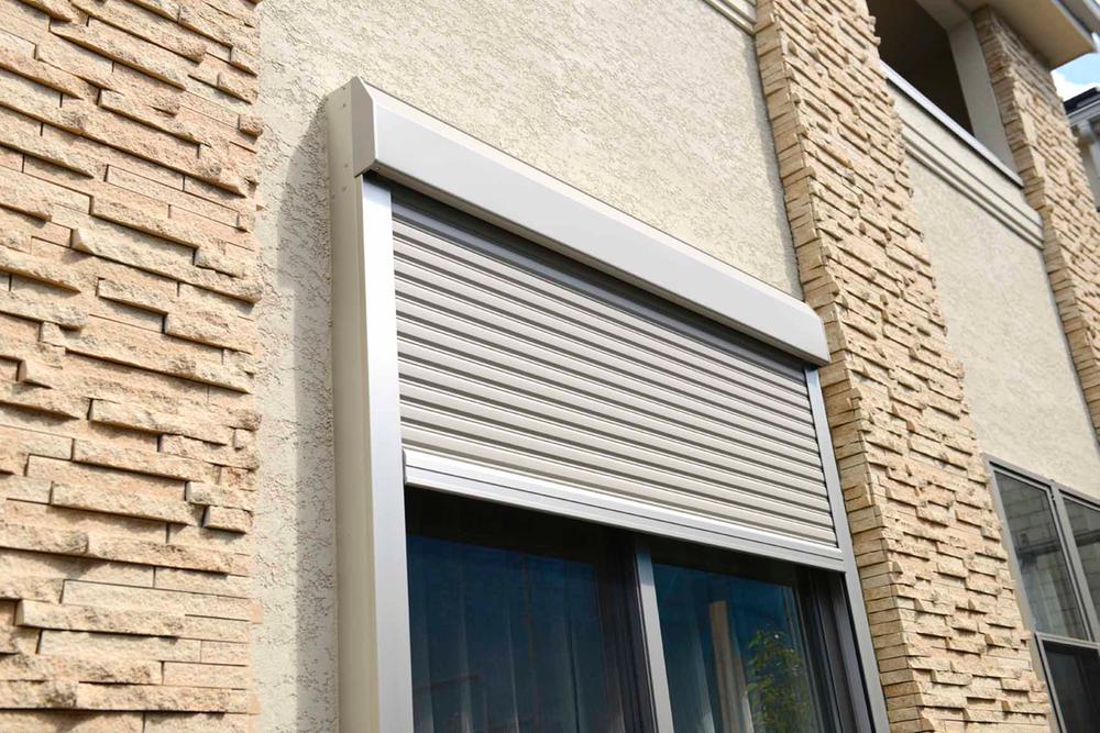 Security equipment. The sweep-out windows of the first floor is equipped with a motorized shutter that combines the security of the height and ease of use. 