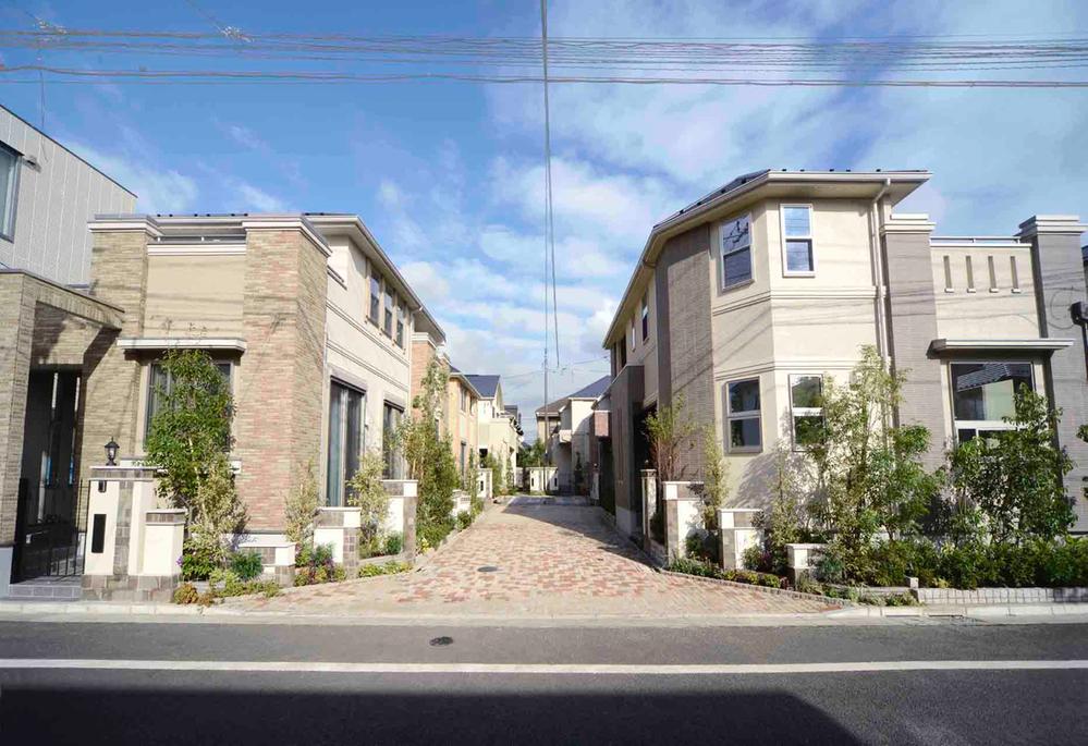 Local appearance photo. Site area 120 sq m or more, Building area 102 sq m  ~ 116 sq m and relaxed some 6 House. Appearance lavish use of the tile, It is a mansion full of sense of cityscape. 