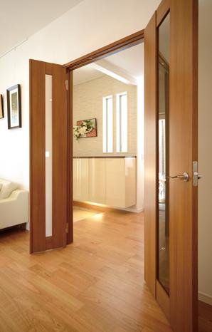 Living door. It adopts a parent-child door, Directing the open space at the height of the security and wide. Flooring adopts veneer. Utilizing the texture of natural wood, To high-quality space with a warm (pre-sale)