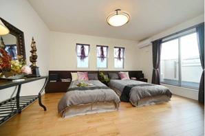 10.2 tatami main bedroom room. In addition to the sweep-out sash is out on the roof balcony, Extensive use of raising and lowering window, Has created a bright and open space (pre-sale)