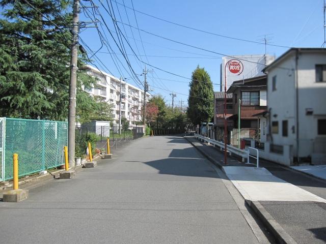 Local photos, including front road. Kitakarasuyama 3-chome north front road