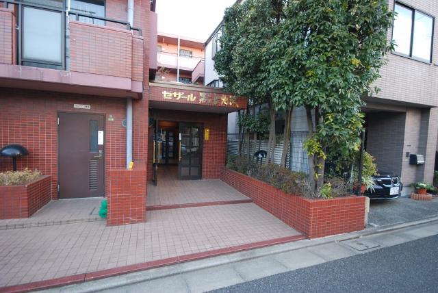 Entrance. Auto is with a lock.