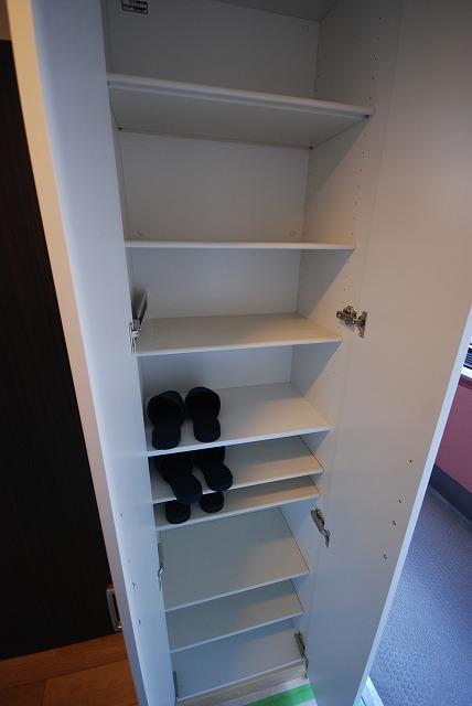 Receipt. Shoe box is up to the ceiling.