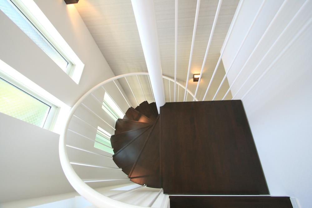 Other introspection. Spiral staircase (the roof to the balcony)