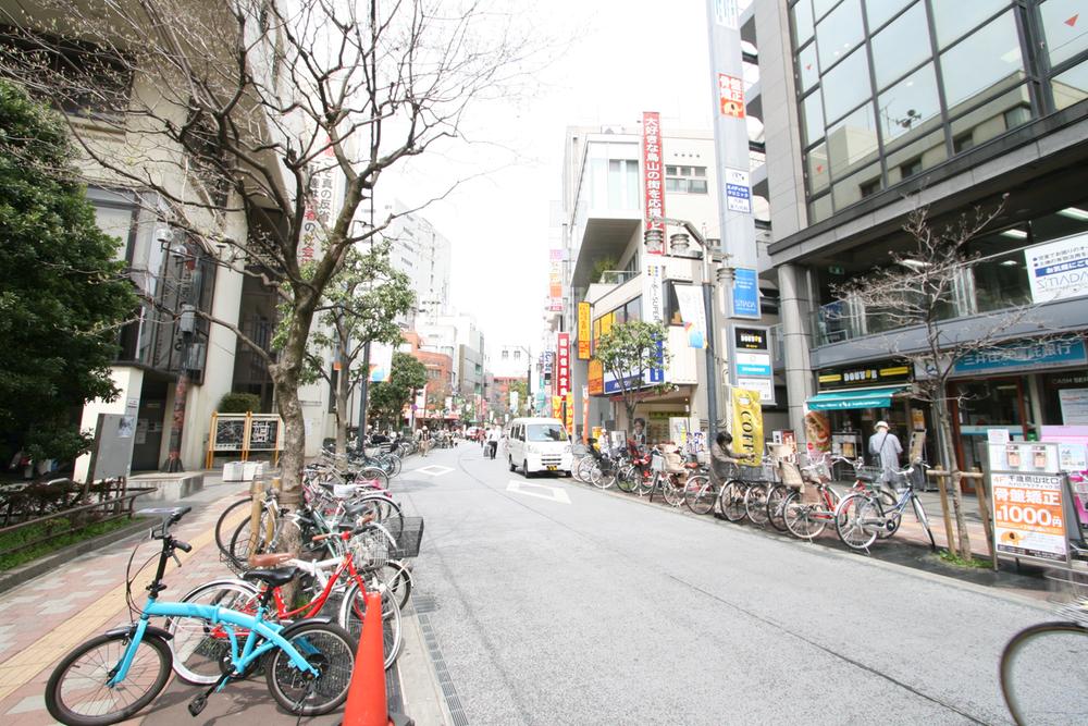 Streets around. 800m to the station shopping street