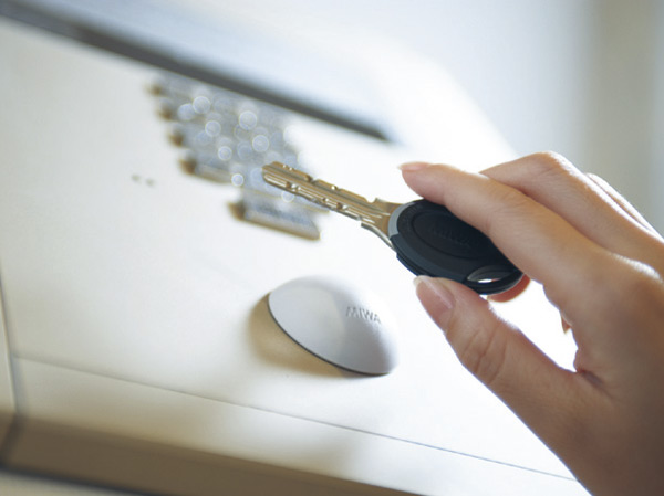 Security.  [Non-touch key] Set entrance auto unlocking is, Adopt a non-touch-type. Key has adopted the dimple key reversible type. (Same specifications)