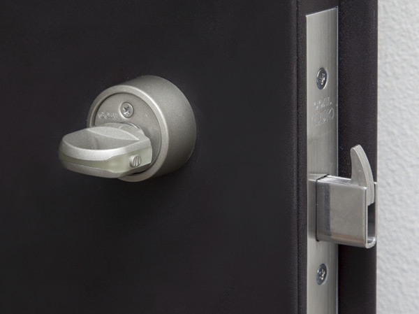 Security.  [Crime prevention thumb turn & sickle dead lock] Because of incorrect lock prevention, And magnet detachable security thumb, It has adopted a sickle dead lock. (Model Room A1 type)