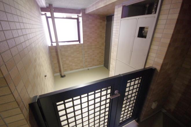 Entrance. Local (12 May 2013) Shooting